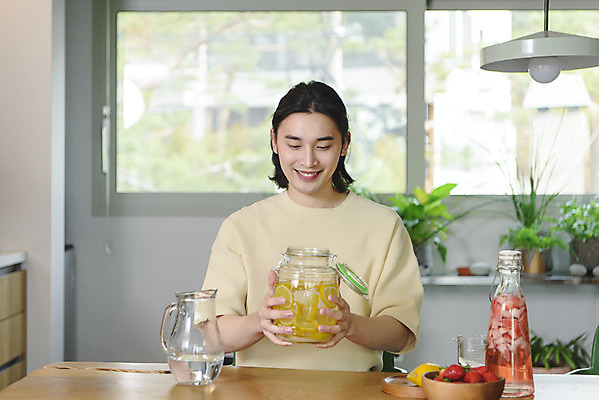 포토 JPG 주간 응시 남자 화분 맨라이프 창문 딸기 유리병 실내 한명 미소 들기 앉기 상반신 성인 취미 앞모습 30대 주방 한국인 과실주 레몬 싱글라이프 성인남자한명만 담금주 국내포토 자연요소 1 라이프스타일 시선 뷰포인트 과일 모션 병_용기 주류 표정 사람 동양인 내부 장년 남자한명만 성인남자만 파일형식