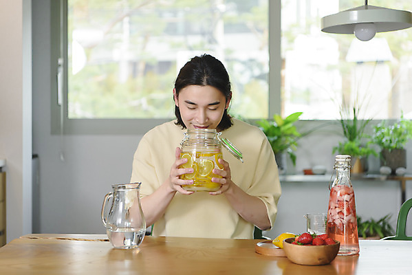 포토 JPG 주간 남자 화분 맨라이프 창문 딸기 유리병 실내 한명 미소 들기 앉기 상반신 성인 취미 앞모습 30대 주방 눈감음 한국인 과실주 레몬 냄새 싱글라이프 성인남자한명만 담금주 국내포토 자연요소 1 라이프스타일 뷰포인트 과일 모션 병_용기 주류 표정 사람 동양인 내부 장년 남자한명만 성인남자만 파일형식