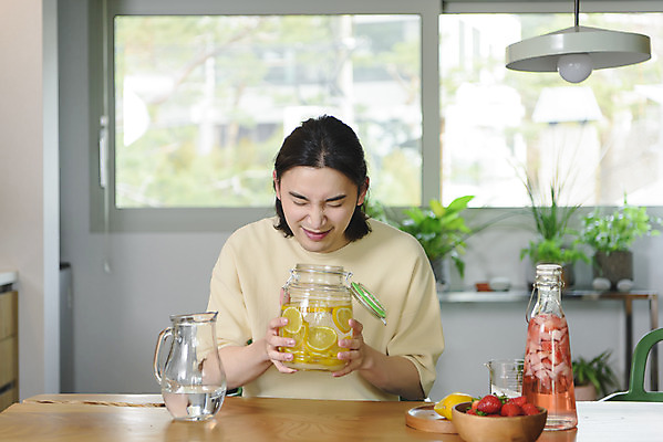 포토 JPG 주간 남자 화분 맨라이프 창문 딸기 유리병 실내 한명 앉기 상반신 성인 취미 앞모습 30대 주방 한국인 잡기 찡그림 과실주 레몬 냄새 싱글라이프 성인남자한명만 담금주 국내포토 자연요소 1 라이프스타일 뷰포인트 과일 모션 병_용기 주류 표정 사람 동양인 내부 장년 남자한명만 성인남자만 파일형식