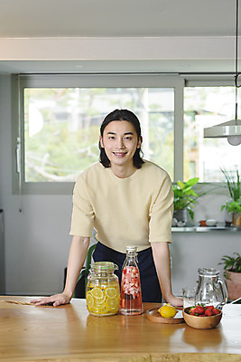 포토 JPG 주간 응시 남자 화분 맨라이프 창문 딸기 유리병 실내 한명 서기 미소 상반신 성인 취미 앞모습 30대 주방 한국인 과실주 레몬 싱글라이프 성인남자한명만 담금주 국내포토 자연요소 1 라이프스타일 시선 뷰포인트 과일 모션 병_용기 주류 표정 사람 동양인 내부 장년 남자한명만 성인남자만 파일형식