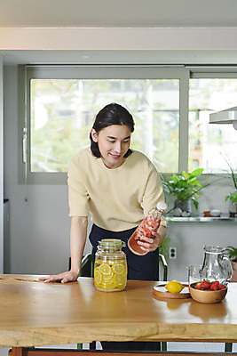 포토 JPG 주간 응시 남자 화분 맨라이프 창문 딸기 유리병 실내 한명 서기 미소 들기 상반신 성인 취미 앞모습 30대 주방 한국인 과실주 레몬 싱글라이프 성인남자한명만 담금주 국내포토 자연요소 1 라이프스타일 시선 뷰포인트 과일 모션 병_용기 주류 표정 사람 동양인 내부 장년 남자한명만 성인남자만 파일형식