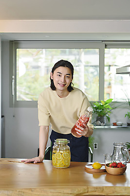포토 JPG 주간 응시 남자 화분 맨라이프 창문 딸기 유리병 실내 한명 서기 미소 들기 상반신 성인 취미 앞모습 30대 주방 한국인 과실주 레몬 싱글라이프 성인남자한명만 담금주 국내포토 자연요소 1 라이프스타일 시선 뷰포인트 과일 모션 병_용기 주류 표정 사람 동양인 내부 장년 남자한명만 성인남자만 파일형식
