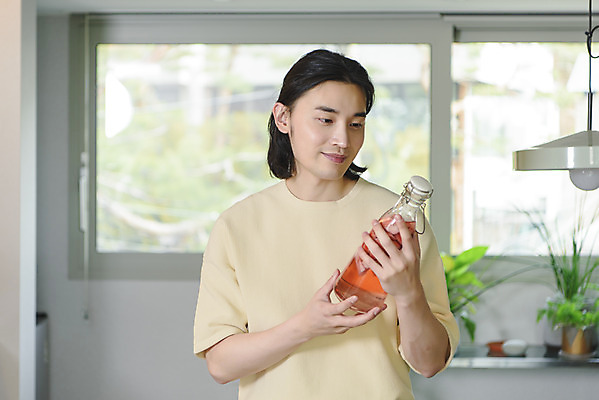 포토 JPG 주간 응시 남자 맨라이프 창문 딸기 유리병 실내 한명 미소 들기 상반신 성인 취미 앞모습 30대 주방 한국인 과실주 레몬 싱글라이프 성인남자한명만 담금주 국내포토 자연요소 1 라이프스타일 시선 뷰포인트 과일 모션 병_용기 주류 표정 사람 동양인 내부 장년 남자한명만 성인남자만 파일형식