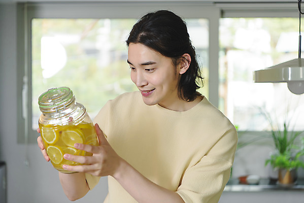 포토 JPG 주간 응시 남자 맨라이프 창문 유리병 실내 한명 미소 들기 상반신 성인 취미 앞모습 30대 주방 한국인 과실주 레몬 싱글라이프 성인남자한명만 담금주 국내포토 자연요소 1 라이프스타일 시선 뷰포인트 과일 모션 병_용기 주류 표정 사람 동양인 내부 장년 남자한명만 성인남자만 파일형식