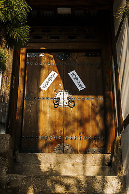 포토 JPG 주간 전통 서울 사람없음 야외 대문 입춘대길 국내포토 자연요소 한국 문 사자성어 파일형식