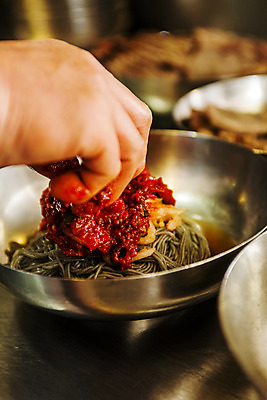 포토 JPG 손 여름음식 실내 아웃포커스 신체부위 잡기 면 고명 양념 함흥냉면 제철음식 국내포토 음식 모션 촬영기법 사람 내부 냉면 제철 파일형식 북한음식 여름_계절