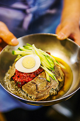 포토 JPG 손 여름음식 오이 실내 들기 아웃포커스 신체부위 계란 고명 함흥냉면 제철음식 국내포토 음식 채소 모션 촬영기법 사람 내부 알 냉면 제철 파일형식 북한음식 여름_계절