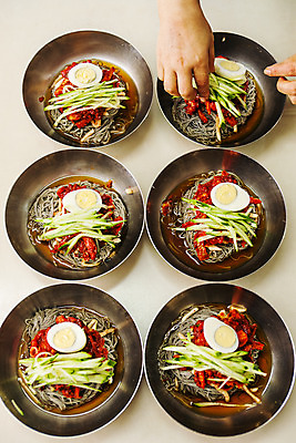 포토 JPG 손 여름음식 오이 실내 신체부위 하이앵글 계란 고명 양념 함흥냉면 제철음식 국내포토 음식 뷰포인트 채소 사람 내부 알 냉면 제철 파일형식 북한음식 여름_계절