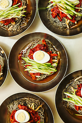 포토 JPG 여름음식 오이 실내 사람없음 하이앵글 계란 고명 양념 흰배경 함흥냉면 제철음식 국내포토 음식 뷰포인트 백그라운드 채소 내부 알 흰색 냉면 제철 파일형식 북한음식 여름_계절