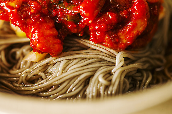 포토 JPG 여름음식 실내 근접촬영 사람없음 면 양념 함흥냉면 제철음식 국내포토 음식 뷰포인트 내부 냉면 제철 파일형식 북한음식 여름_계절