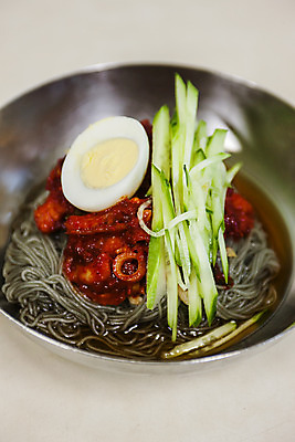 포토 JPG 여름음식 오이 실내 사람없음 아웃포커스 계란 고명 흰배경 함흥냉면 제철음식 국내포토 음식 백그라운드 채소 촬영기법 내부 알 흰색 냉면 제철 파일형식 북한음식 여름_계절