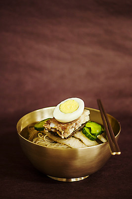 포토 JPG 여름음식 오이 실내 사람없음 계란 고명 나무젓가락 평양냉면 갈색배경 제철음식 국내포토 음식 백그라운드 채소 젓가락 내부 갈색 알 냉면 제철 파일형식 북한음식 여름_계절