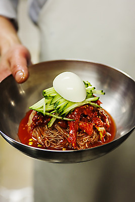 포토 JPG 손 여름음식 오이 실내 들기 신체부위 계란 고명 양념 함흥냉면 제철음식 국내포토 음식 채소 모션 사람 내부 알 냉면 제철 파일형식 북한음식 여름_계절