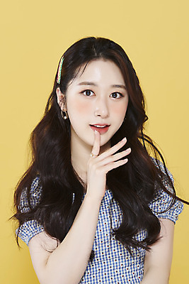 포토 JPG 스튜디오촬영 응시 여자 실내 한명 손짓 상반신 20대 성인 앞모습 뷰티 한국인 머리핀 노란배경 청순 의료성형뷰티 성인여자한명만 국내포토 1 시선 뷰포인트 백그라운드 컨셉 장신구 모션 사람 동양인 청년 내부 노란색 여자한명만 성인여자만 파일형식