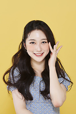 포토 JPG 스튜디오촬영 응시 여자 실내 한명 미소 손짓 상반신 20대 성인 앞모습 뷰티 한국인 머리핀 노란배경 청순 의료성형뷰티 성인여자한명만 국내포토 1 시선 뷰포인트 백그라운드 컨셉 장신구 모션 표정 사람 동양인 청년 내부 노란색 여자한명만 성인여자만 파일형식