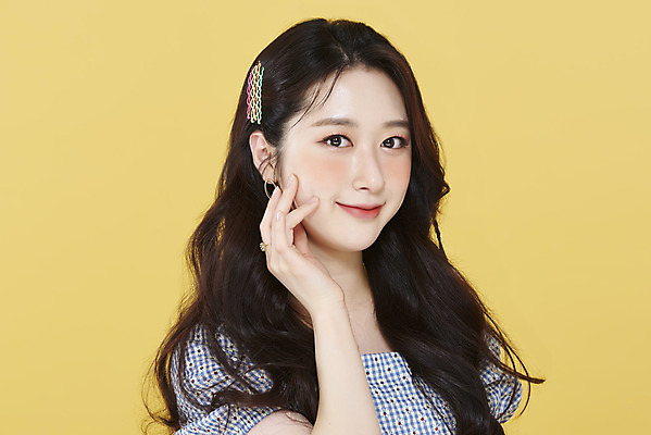 포토 JPG 스튜디오촬영 응시 여자 실내 한명 미소 손짓 상반신 20대 성인 옆모습 뷰티 한국인 머리핀 노란배경 청순 의료성형뷰티 성인여자한명만 국내포토 1 시선 뷰포인트 백그라운드 컨셉 장신구 모션 표정 사람 동양인 청년 내부 노란색 여자한명만 성인여자만 파일형식