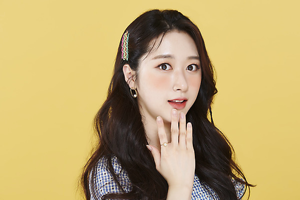 포토 JPG 스튜디오촬영 응시 여자 실내 한명 손짓 상반신 20대 성인 옆모습 뷰티 한국인 머리핀 노란배경 청순 의료성형뷰티 성인여자한명만 국내포토 1 시선 뷰포인트 백그라운드 컨셉 장신구 모션 사람 동양인 청년 내부 노란색 여자한명만 성인여자만 파일형식