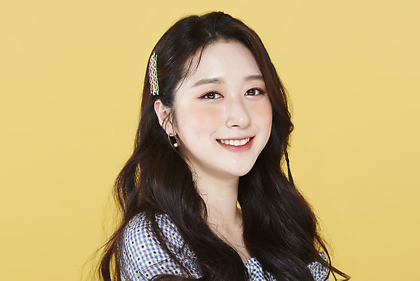 포토 JPG 스튜디오촬영 응시 여자 실내 한명 미소 상반신 20대 성인 옆모습 뷰티 한국인 머리핀 노란배경 청순 의료성형뷰티 성인여자한명만 국내포토 1 시선 뷰포인트 백그라운드 컨셉 장신구 표정 사람 동양인 청년 내부 노란색 여자한명만 성인여자만 파일형식