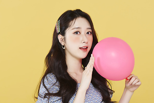 포토 JPG 스튜디오촬영 응시 여자 실내 한명 들기 손짓 상반신 20대 성인 옆모습 뷰티 한국인 머리핀 풍선 노란배경 청순 의료성형뷰티 성인여자한명만 국내포토 1 시선 뷰포인트 백그라운드 컨셉 장신구 모션 사람 동양인 청년 내부 노란색 여자한명만 성인여자만 파일형식