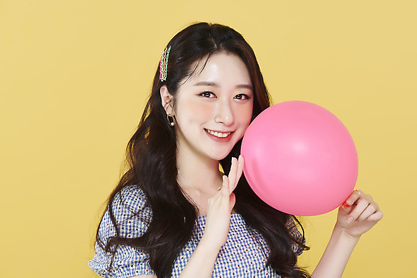 포토 JPG 스튜디오촬영 응시 여자 실내 한명 미소 들기 손짓 상반신 20대 성인 앞모습 뷰티 한국인 머리핀 풍선 노란배경 청순 의료성형뷰티 성인여자한명만 국내포토 1 시선 뷰포인트 백그라운드 컨셉 장신구 모션 표정 사람 동양인 청년 내부 노란색 여자한명만 성인여자만 파일형식