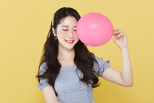 포토 JPG 스튜디오촬영 여자 실내 한명 미소 들기 상반신 20대 성인 앞모습 뷰티 눈감음 한국인 머리핀 풍선 노란배경 청순 의료성형뷰티 성인여자한명만 국내포토 1 뷰포인트 백그라운드 컨셉 장신구 모션 표정 사람 동양인 청년 내부 노란색 여자한명만 성인여자만 파일형식