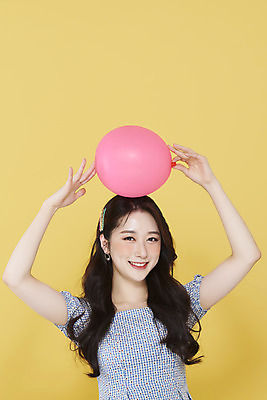 포토 JPG 스튜디오촬영 응시 여자 실내 한명 미소 들기 상반신 20대 성인 앞모습 뷰티 한국인 머리핀 머리위 풍선 노란배경 청순 의료성형뷰티 성인여자한명만 국내포토 1 시선 뷰포인트 백그라운드 컨셉 장신구 모션 표정 사람 동양인 청년 내부 노란색 여자한명만 성인여자만 파일형식