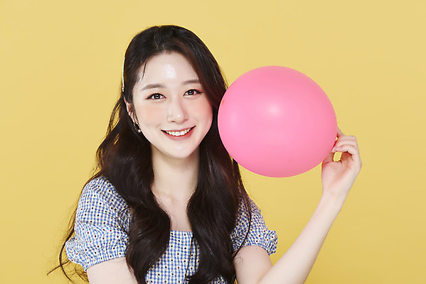 포토 JPG 스튜디오촬영 응시 여자 실내 한명 미소 들기 상반신 20대 성인 앞모습 뷰티 한국인 머리핀 풍선 노란배경 청순 의료성형뷰티 성인여자한명만 국내포토 1 시선 뷰포인트 백그라운드 컨셉 장신구 모션 표정 사람 동양인 청년 내부 노란색 여자한명만 성인여자만 파일형식