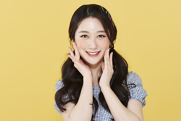 포토 JPG 스튜디오촬영 응시 여자 양갈래머리 실내 한명 미소 손짓 상반신 20대 성인 앞모습 뷰티 한국인 머리핀 노란배경 청순 의료성형뷰티 성인여자한명만 국내포토 1 헤어스타일 시선 뷰포인트 백그라운드 컨셉 장신구 모션 표정 사람 동양인 청년 내부 노란색 여자한명만 성인여자만 파일형식