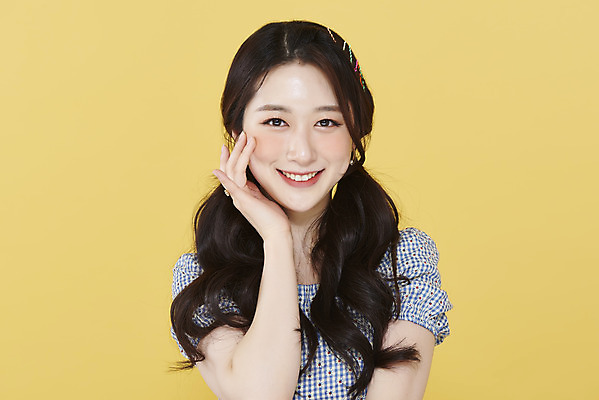 포토 JPG 스튜디오촬영 응시 여자 양갈래머리 실내 한명 미소 손짓 상반신 20대 성인 앞모습 뷰티 한국인 머리핀 노란배경 청순 의료성형뷰티 성인여자한명만 국내포토 1 헤어스타일 시선 뷰포인트 백그라운드 컨셉 장신구 모션 표정 사람 동양인 청년 내부 노란색 여자한명만 성인여자만 파일형식