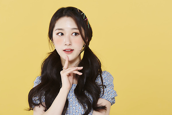 포토 JPG 스튜디오촬영 응시 여자 양갈래머리 실내 한명 손짓 상반신 20대 성인 앞모습 뷰티 한국인 머리핀 노란배경 청순 의료성형뷰티 성인여자한명만 국내포토 1 헤어스타일 시선 뷰포인트 백그라운드 컨셉 장신구 모션 사람 동양인 청년 내부 노란색 여자한명만 성인여자만 파일형식