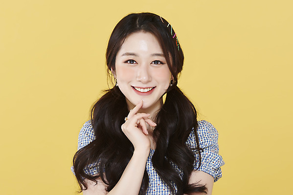 포토 JPG 스튜디오촬영 응시 여자 양갈래머리 실내 한명 미소 상반신 20대 성인 앞모습 뷰티 한국인 머리핀 노란배경 청순 의료성형뷰티 성인여자한명만 국내포토 1 헤어스타일 시선 뷰포인트 백그라운드 컨셉 장신구 표정 사람 동양인 청년 내부 노란색 여자한명만 성인여자만 파일형식