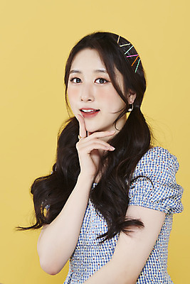 포토 JPG 스튜디오촬영 응시 여자 양갈래머리 실내 한명 미소 손짓 상반신 20대 성인 옆모습 뷰티 한국인 머리핀 노란배경 청순 의료성형뷰티 성인여자한명만 국내포토 1 헤어스타일 시선 뷰포인트 백그라운드 컨셉 장신구 모션 표정 사람 동양인 청년 내부 노란색 여자한명만 성인여자만 파일형식