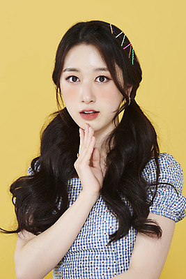 포토 JPG 스튜디오촬영 응시 여자 양갈래머리 실내 한명 손짓 상반신 20대 성인 앞모습 뷰티 한국인 머리핀 노란배경 청순 의료성형뷰티 성인여자한명만 국내포토 1 헤어스타일 시선 뷰포인트 백그라운드 컨셉 장신구 모션 사람 동양인 청년 내부 노란색 여자한명만 성인여자만 파일형식