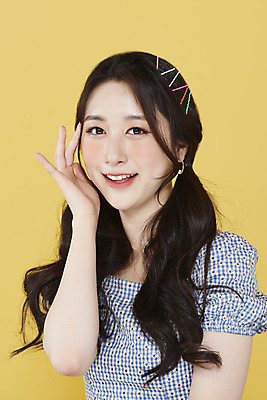 포토 JPG 스튜디오촬영 응시 여자 양갈래머리 실내 한명 미소 손짓 상반신 20대 성인 앞모습 뷰티 한국인 머리핀 노란배경 청순 의료성형뷰티 성인여자한명만 국내포토 1 헤어스타일 시선 뷰포인트 백그라운드 컨셉 장신구 모션 표정 사람 동양인 청년 내부 노란색 여자한명만 성인여자만 파일형식