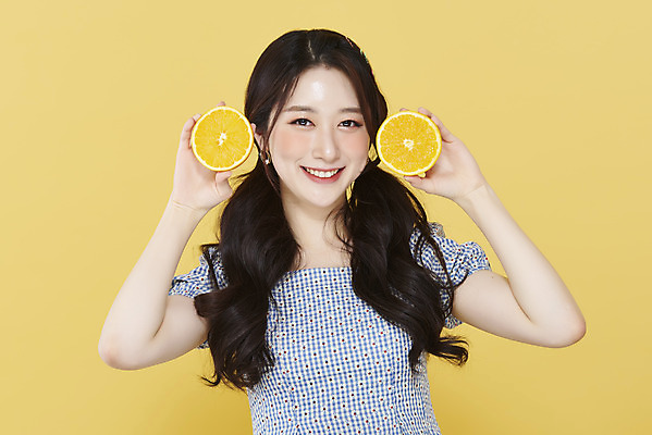 포토 JPG 스튜디오촬영 응시 여자 오렌지 양갈래머리 실내 한명 미소 들기 상반신 20대 성인 앞모습 뷰티 한국인 노란배경 청순 의료성형뷰티 성인여자한명만 국내포토 1 헤어스타일 시선 뷰포인트 백그라운드 컨셉 과일 모션 표정 사람 동양인 청년 내부 노란색 여자한명만 성인여자만 파일형식