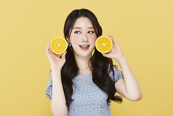 포토 JPG 스튜디오촬영 응시 여자 오렌지 양갈래머리 실내 한명 미소 들기 상반신 20대 성인 앞모습 뷰티 한국인 노란배경 청순 의료성형뷰티 성인여자한명만 국내포토 1 헤어스타일 시선 뷰포인트 백그라운드 컨셉 과일 모션 표정 사람 동양인 청년 내부 노란색 여자한명만 성인여자만 파일형식