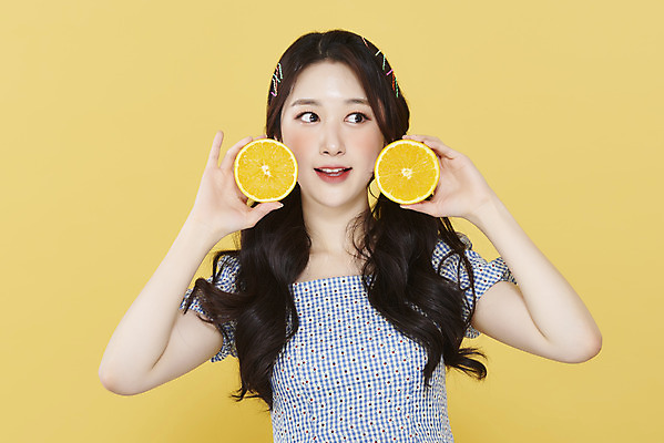 포토 JPG 스튜디오촬영 응시 여자 오렌지 양갈래머리 실내 한명 들기 상반신 20대 성인 앞모습 뷰티 한국인 머리핀 노란배경 청순 의료성형뷰티 성인여자한명만 국내포토 1 헤어스타일 시선 뷰포인트 백그라운드 컨셉 과일 장신구 모션 사람 동양인 청년 내부 노란색 여자한명만 성인여자만 파일형식
