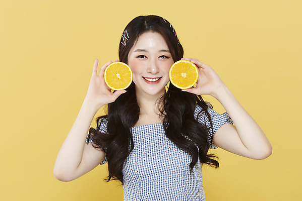 포토 JPG 스튜디오촬영 응시 여자 오렌지 양갈래머리 실내 한명 미소 들기 상반신 20대 성인 앞모습 뷰티 한국인 머리핀 노란배경 청순 의료성형뷰티 성인여자한명만 국내포토 1 헤어스타일 시선 뷰포인트 백그라운드 컨셉 과일 장신구 모션 표정 사람 동양인 청년 내부 노란색 여자한명만 성인여자만 파일형식