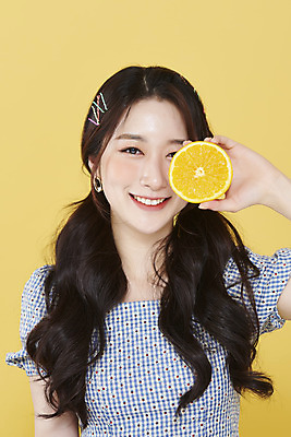 포토 JPG 스튜디오촬영 응시 여자 오렌지 양갈래머리 실내 한명 미소 들기 상반신 20대 성인 앞모습 뷰티 한국인 눈가림 머리핀 노란배경 청순 의료성형뷰티 성인여자한명만 국내포토 1 헤어스타일 시선 뷰포인트 백그라운드 컨셉 과일 장신구 모션 표정 사람 동양인 청년 내부 노란색 가림 여자한명만 성인여자만 파일형식
