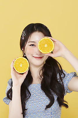포토 JPG 스튜디오촬영 응시 여자 오렌지 양갈래머리 실내 한명 미소 들기 상반신 20대 성인 앞모습 뷰티 한국인 눈가림 머리핀 노란배경 청순 의료성형뷰티 성인여자한명만 국내포토 1 헤어스타일 시선 뷰포인트 백그라운드 컨셉 과일 장신구 모션 표정 사람 동양인 청년 내부 노란색 가림 여자한명만 성인여자만 파일형식