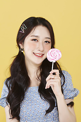 포토 JPG 스튜디오촬영 응시 여자 양갈래머리 실내 막대사탕 한명 미소 들기 상반신 20대 성인 앞모습 뷰티 한국인 머리핀 노란배경 청순 의료성형뷰티 성인여자한명만 국내포토 1 헤어스타일 시선 뷰포인트 백그라운드 컨셉 장신구 모션 표정 사탕 사람 동양인 청년 내부 노란색 여자한명만 성인여자만 파일형식