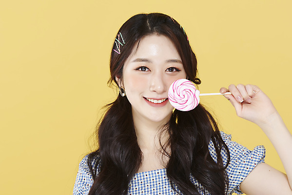 포토 JPG 스튜디오촬영 응시 여자 양갈래머리 실내 막대사탕 한명 미소 들기 상반신 20대 성인 앞모습 뷰티 한국인 머리핀 노란배경 청순 의료성형뷰티 성인여자한명만 국내포토 1 헤어스타일 시선 뷰포인트 백그라운드 컨셉 장신구 모션 표정 사탕 사람 동양인 청년 내부 노란색 여자한명만 성인여자만 파일형식