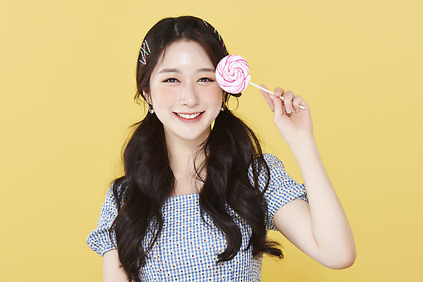 포토 JPG 스튜디오촬영 응시 여자 양갈래머리 실내 막대사탕 한명 미소 들기 상반신 20대 성인 앞모습 뷰티 한국인 머리핀 노란배경 청순 의료성형뷰티 성인여자한명만 국내포토 1 헤어스타일 시선 뷰포인트 백그라운드 컨셉 장신구 모션 표정 사탕 사람 동양인 청년 내부 노란색 여자한명만 성인여자만 파일형식