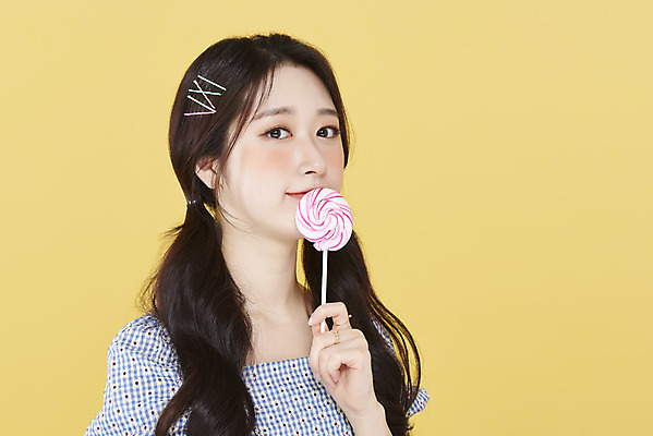 포토 JPG 스튜디오촬영 응시 여자 양갈래머리 실내 막대사탕 한명 들기 상반신 20대 성인 옆모습 뷰티 한국인 머리핀 노란배경 청순 의료성형뷰티 성인여자한명만 국내포토 1 헤어스타일 시선 뷰포인트 백그라운드 컨셉 장신구 모션 사탕 사람 동양인 청년 내부 노란색 여자한명만 성인여자만 파일형식