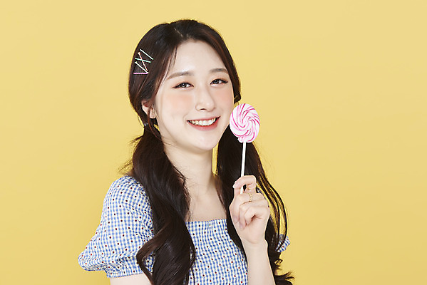 포토 JPG 스튜디오촬영 응시 여자 양갈래머리 실내 막대사탕 한명 미소 들기 상반신 20대 성인 옆모습 뷰티 한국인 머리핀 노란배경 청순 의료성형뷰티 성인여자한명만 국내포토 1 헤어스타일 시선 뷰포인트 백그라운드 컨셉 장신구 모션 표정 사탕 사람 동양인 청년 내부 노란색 여자한명만 성인여자만 파일형식