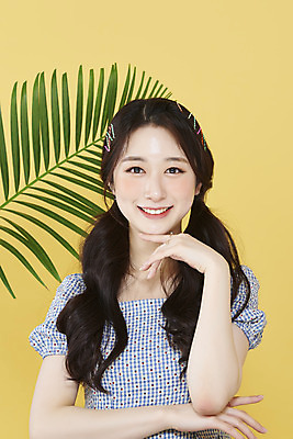 포토 JPG 스튜디오촬영 응시 여자 양갈래머리 실내 한명 미소 손짓 상반신 20대 성인 앞모습 뷰티 한국인 머리핀 야자수잎 노란배경 청순 의료성형뷰티 성인여자한명만 국내포토 1 헤어스타일 시선 뷰포인트 백그라운드 컨셉 잎 장신구 모션 표정 사람 동양인 청년 내부 노란색 여자한명만 성인여자만 파일형식