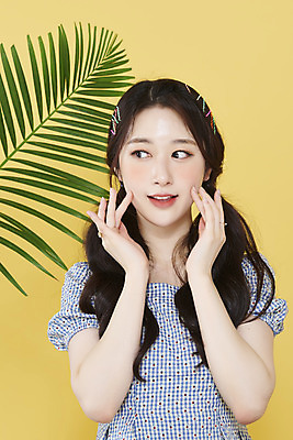 포토 JPG 스튜디오촬영 응시 여자 양갈래머리 실내 한명 손짓 상반신 20대 성인 앞모습 뷰티 한국인 머리핀 야자수잎 노란배경 청순 의료성형뷰티 성인여자한명만 국내포토 1 헤어스타일 시선 뷰포인트 백그라운드 컨셉 잎 장신구 모션 사람 동양인 청년 내부 노란색 여자한명만 성인여자만 파일형식