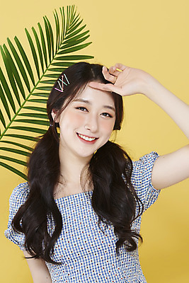 포토 JPG 스튜디오촬영 응시 여자 양갈래머리 실내 한명 미소 손짓 상반신 20대 성인 앞모습 뷰티 한국인 머리핀 야자수잎 노란배경 청순 의료성형뷰티 성인여자한명만 국내포토 1 헤어스타일 시선 뷰포인트 백그라운드 컨셉 잎 장신구 모션 표정 사람 동양인 청년 내부 노란색 여자한명만 성인여자만 파일형식