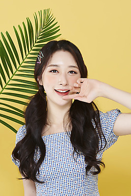 포토 JPG 스튜디오촬영 응시 여자 양갈래머리 실내 한명 미소 손짓 상반신 20대 성인 앞모습 뷰티 한국인 머리핀 야자수잎 노란배경 청순 의료성형뷰티 성인여자한명만 국내포토 1 헤어스타일 시선 뷰포인트 백그라운드 컨셉 잎 장신구 모션 표정 사람 동양인 청년 내부 노란색 여자한명만 성인여자만 파일형식