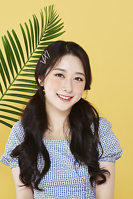 포토 JPG 스튜디오촬영 응시 여자 양갈래머리 실내 한명 미소 상반신 20대 성인 앞모습 뷰티 한국인 머리핀 야자수잎 노란배경 청순 의료성형뷰티 성인여자한명만 국내포토 1 헤어스타일 시선 뷰포인트 백그라운드 컨셉 잎 장신구 표정 사람 동양인 청년 내부 노란색 여자한명만 성인여자만 파일형식